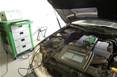  Bild: Mit modernsten, computerunterstützten Geräten rücken wir der Elektronik Ihres Wagens auf den Leib 