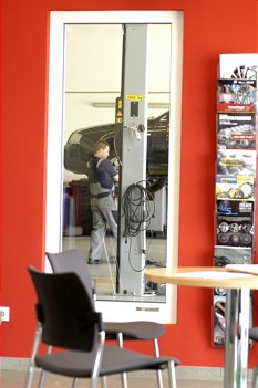  Bild: Wir zeigen den Kunden gerne, wie und was an ihrem Wagen gearbeitet wird. Aus diesem Grund gibt es zwischen Bistro und Werkstatt auch ein großes Schaufenster 