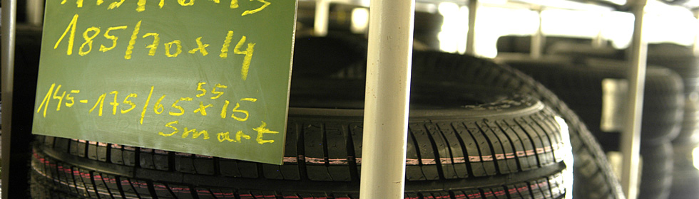  Bild: Neureifen-Lager- Die gängigsten Serienbereifungen sind ständig auf Lager.
 