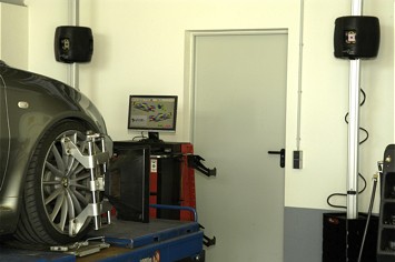 Bild: Mit dem neuen 3D-Messgerät werden Achse und Spur der Autos vermessen Bild: Mit dem neuen 3D-Messgerät werden Achse und Spur der Autos vermessen