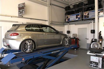 Bild: Selbst extrem tiefgelegte Fahrzeuge können problemlos auf diesen Prüfstand rollen Bild: Selbst extrem tiefgelegte Fahrzeuge können problemlos auf diesen Prüfstand rollen