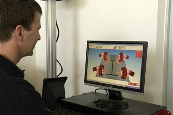 Bild: Achs- und Spurvermessung mit modernsten Geräten Bild: Achs- und Spurvermessung mit modernsten Geräten